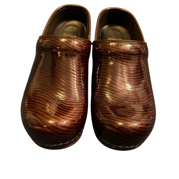 Women’s red Dansko Clogs size 7.5-8/ EU 38 - Picture 5 of 6